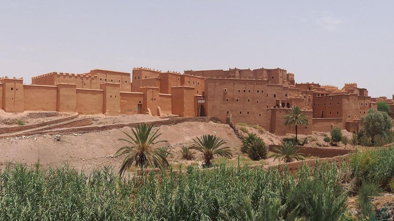 Travelers planning how to get to Ouarzazate by bus
